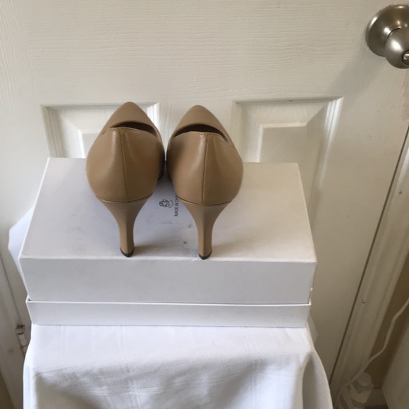 New! Gorgeous pumps with subtle platform - Picture 3 of 6